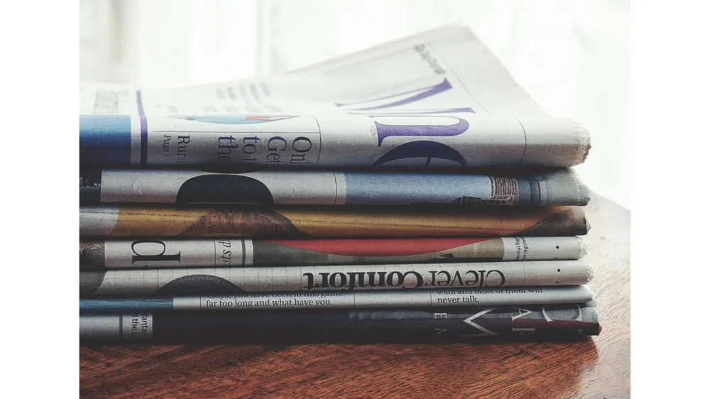 Une pile de journaux posés sur une table
