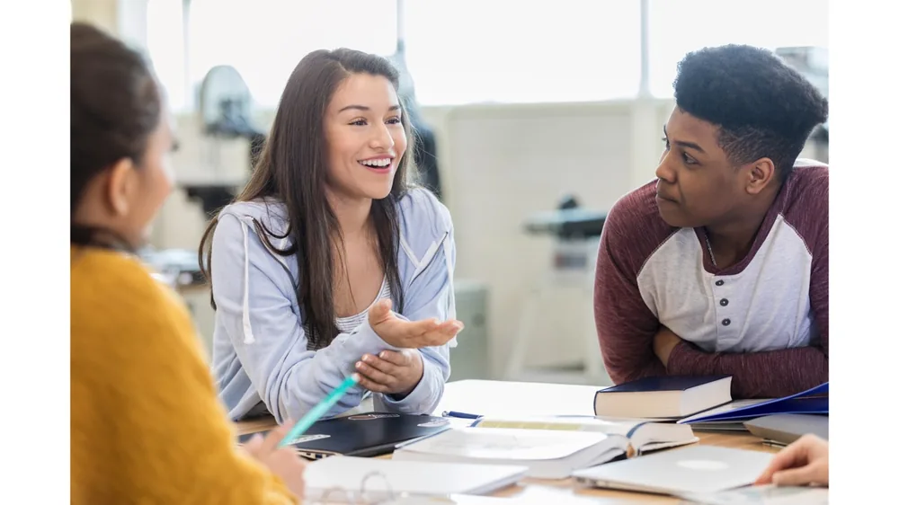 Des jeunes qui échangent autour d'une table