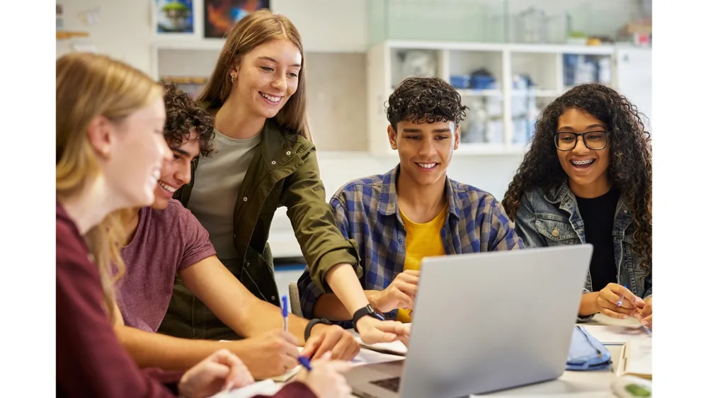 Des jeunes réunis autour d'un ordinateur portable